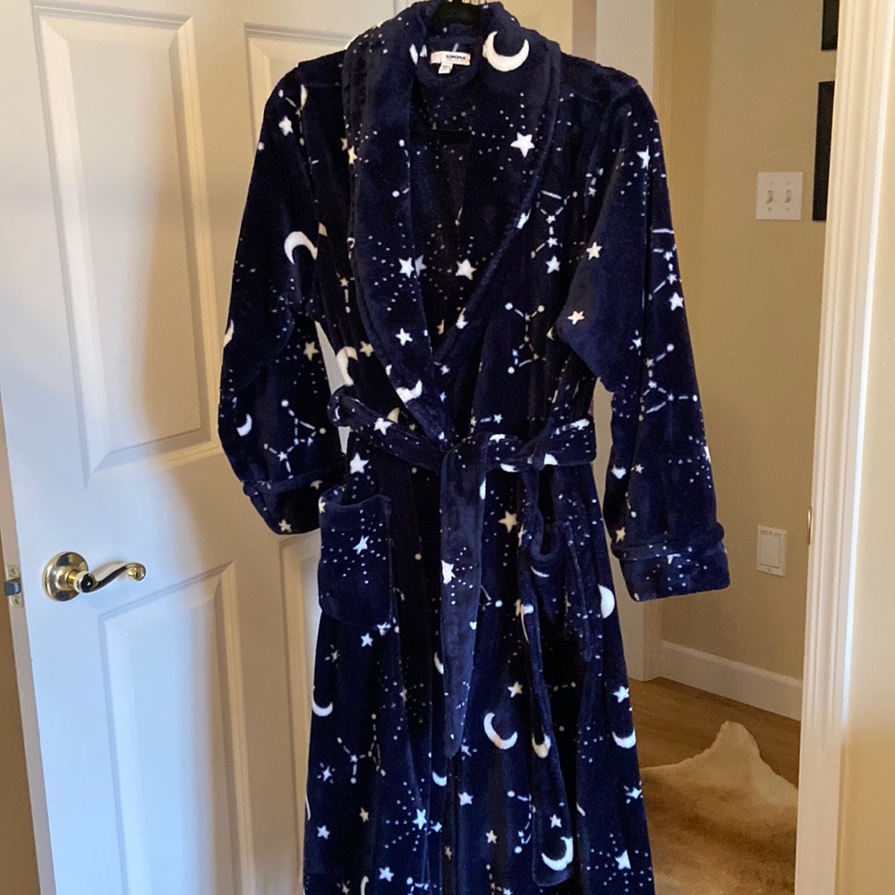 Sonoma ladies dressing gown, thick plush with tie belt, two pockets.